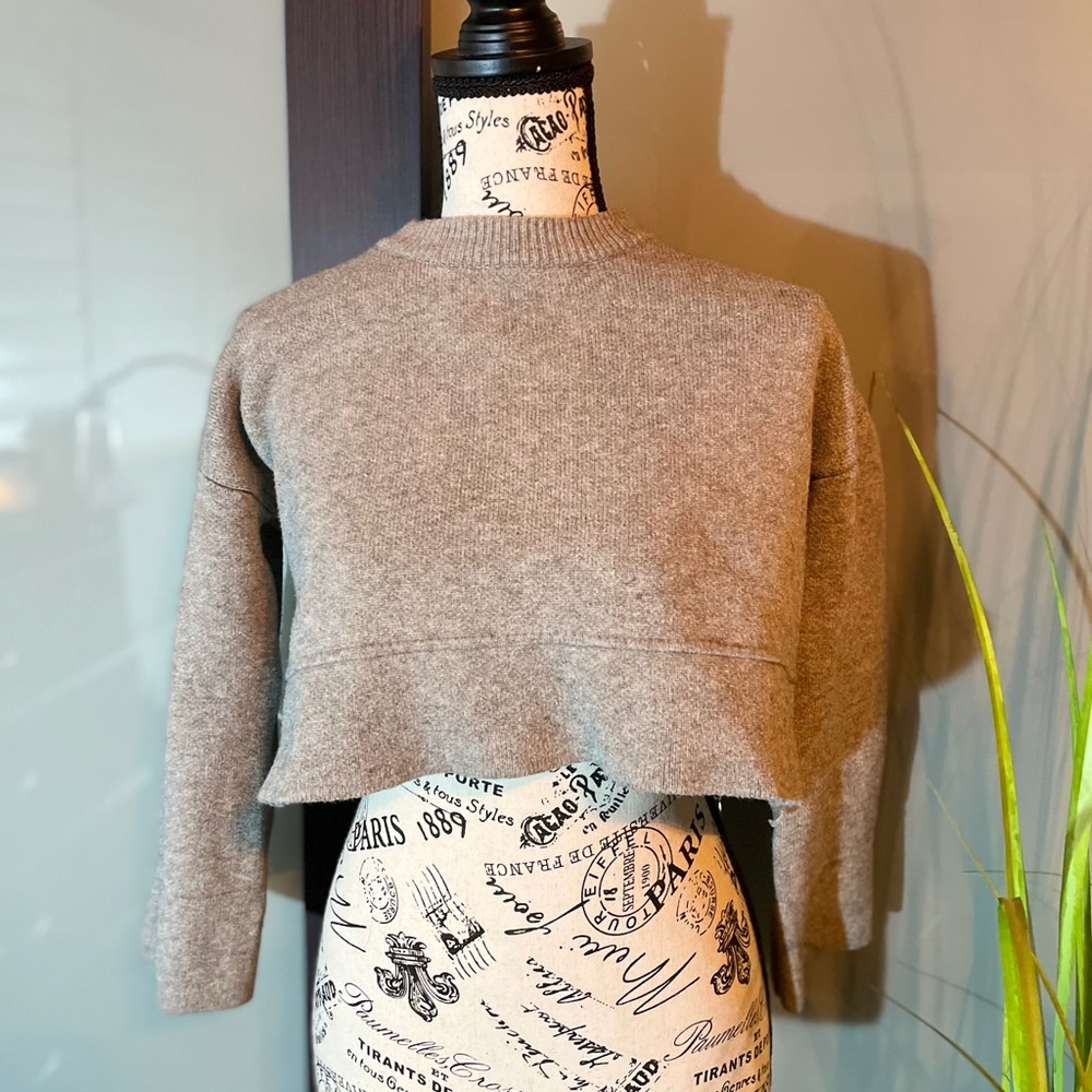 Grey crop sweater. Grey sweater. Crop sweater.